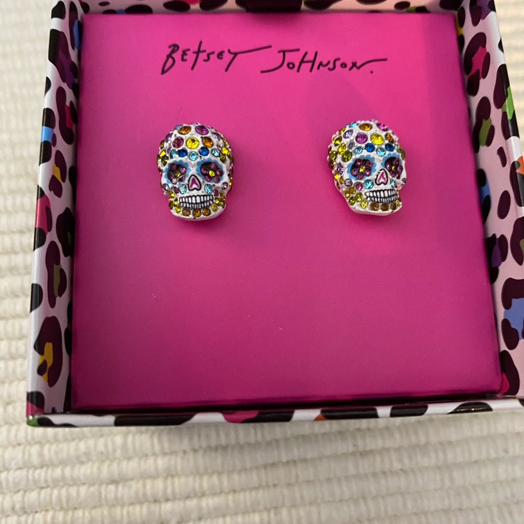 Betsey Johnson Multicolor Skull Stud Earrings Nwot 22$